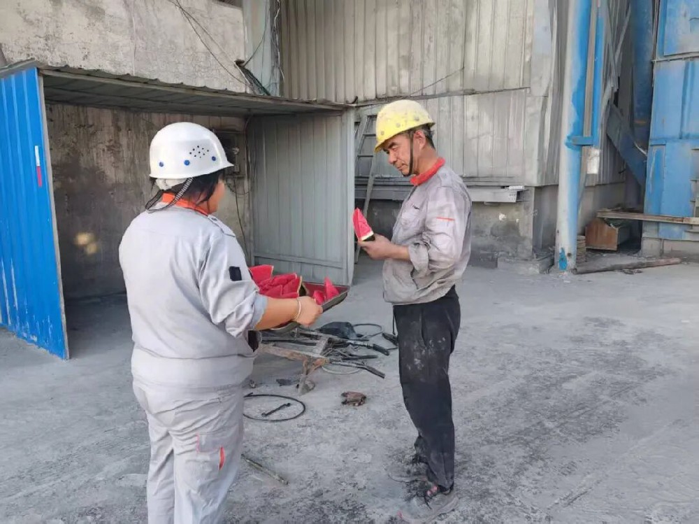 烈日当空递清爽 点滴关怀润心田——河南丰博天瑞水泥有限公司为全体职工发雪糕和西瓜啦