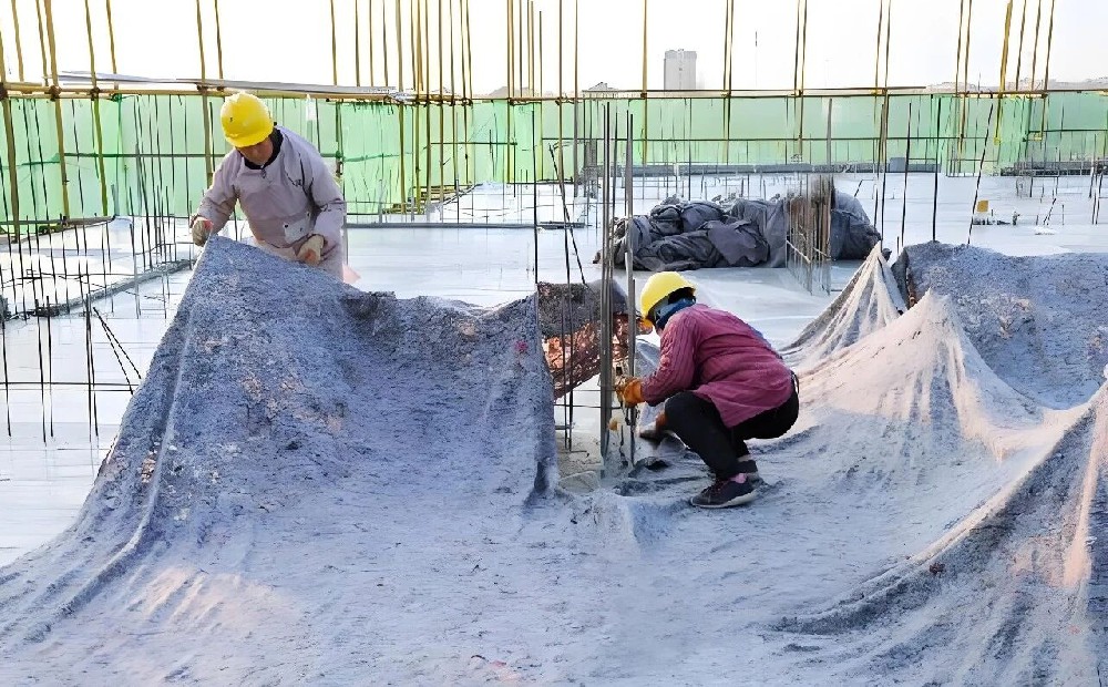 数九寒天，水泥也会“冬眠”？丰博水泥让您冬季施工根基更稳